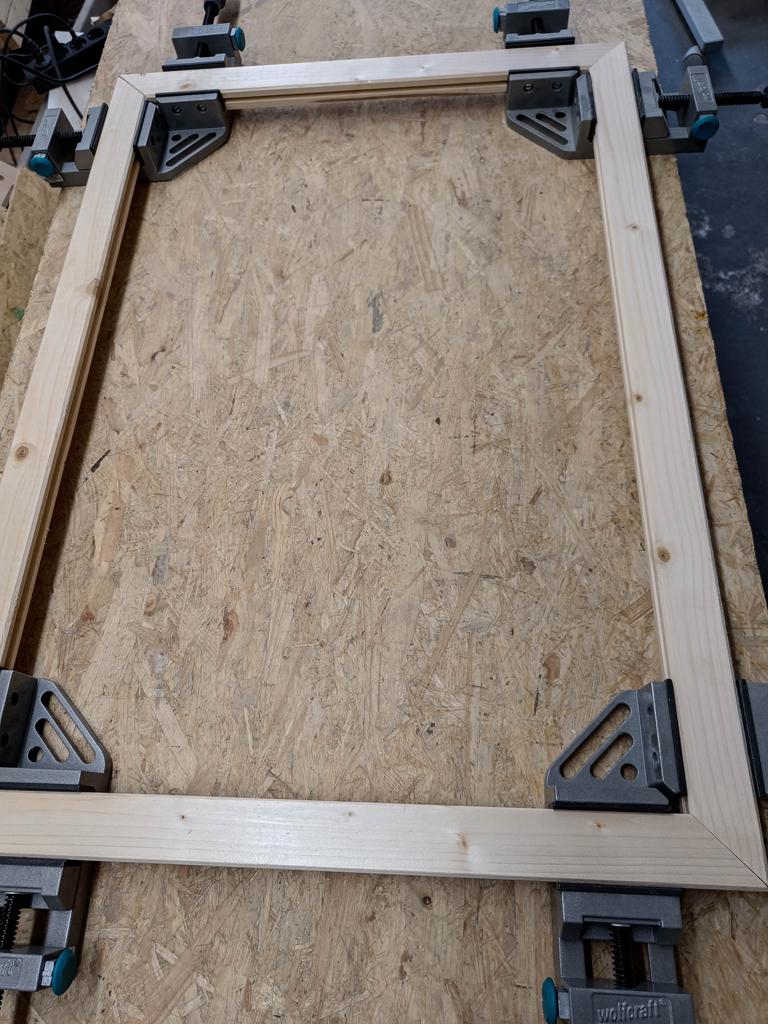 selbst gebauter Holzrahmen in Rahmenspanner zum Testen