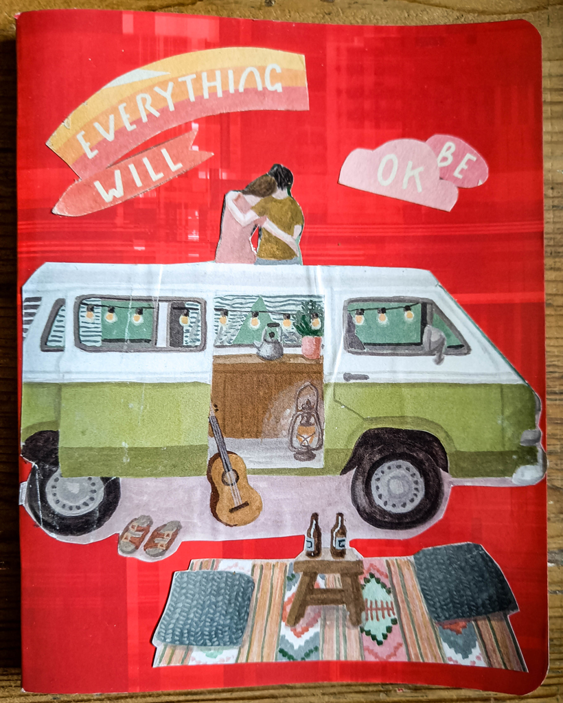 rotes Heft mit Papiercollage Campingbus, wo ein Päärchen auf dem Dach sitzt und sich umarmt