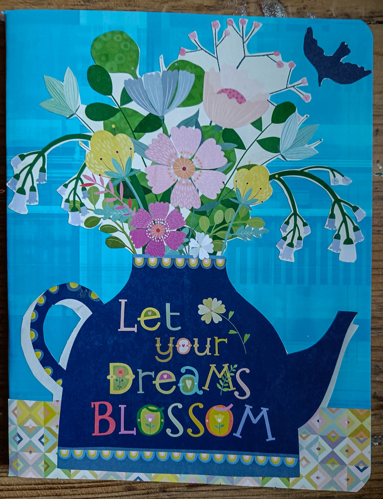 hellblaues Heft mit Papiercollage von Blumenstrauß in Teekanne