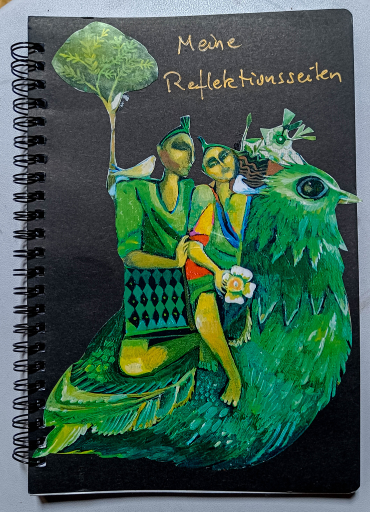 schwarzes Ringbuch mit Collage von Paar auf grünem Vogel
