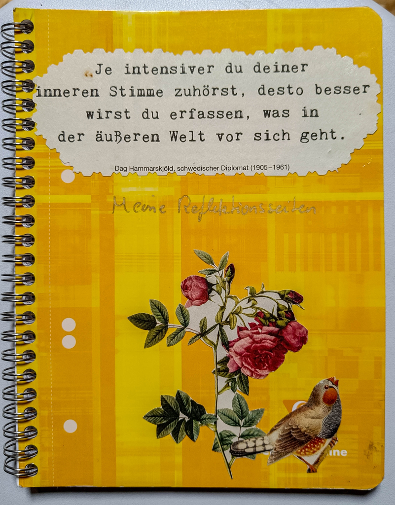 gelbes Ringheft mit Collage von roten Rosen und Vogel mit Zitat von Dag Hammarskjöld
