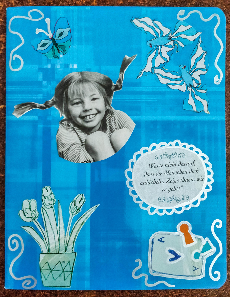 hellblaues Heft mit Papiercollage von Pippi Langstrumpf und ihrem Spruch die Menschen anzulächeln