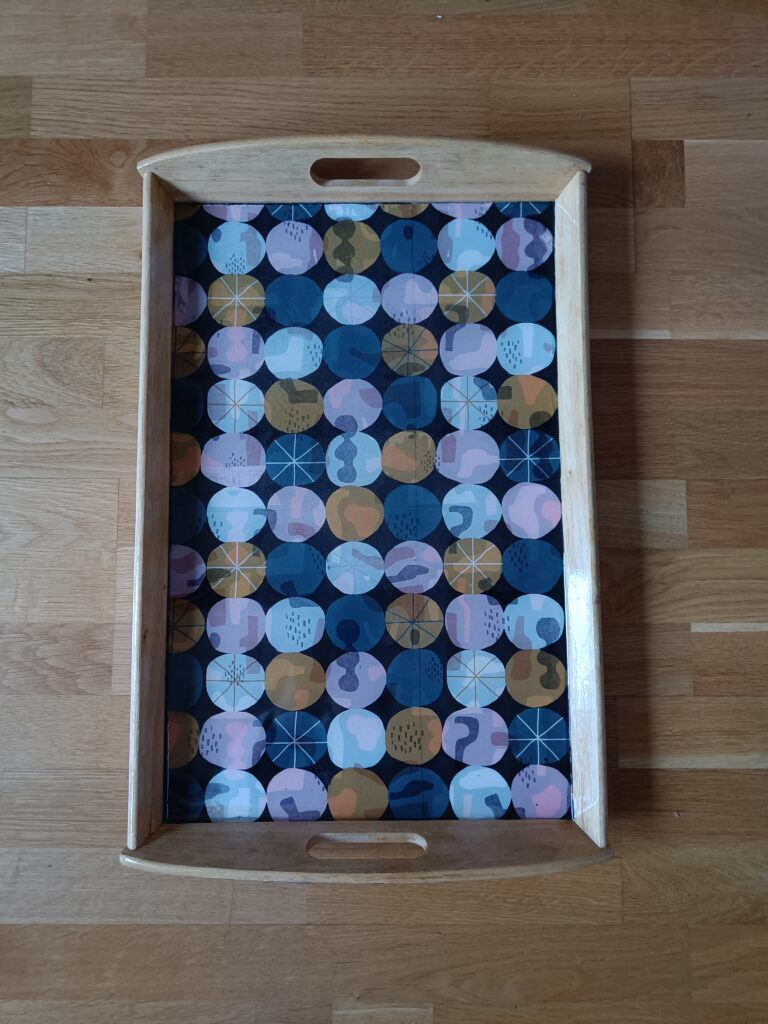 Ikea-Tablett mit Design-Papier im Retromuster mit Kreisen weiß, rose und blautönen beklebt und mit Epoxy versiegelt