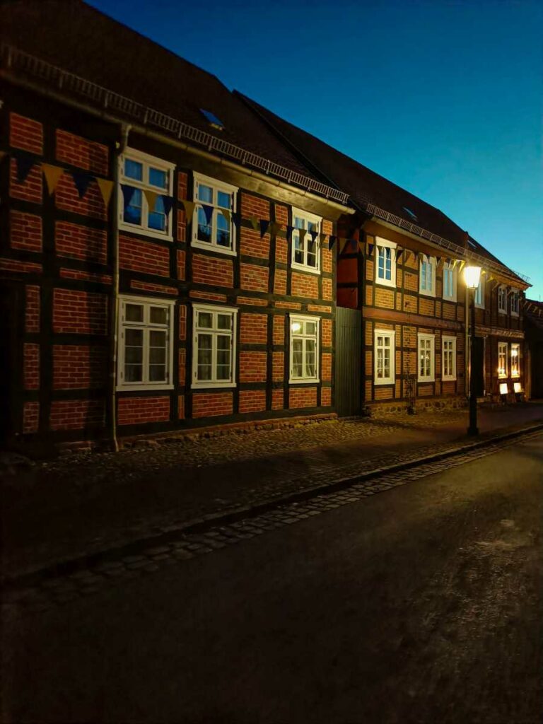 Fachwerkhäuser von Röbel an der Müritz im Abendlicht