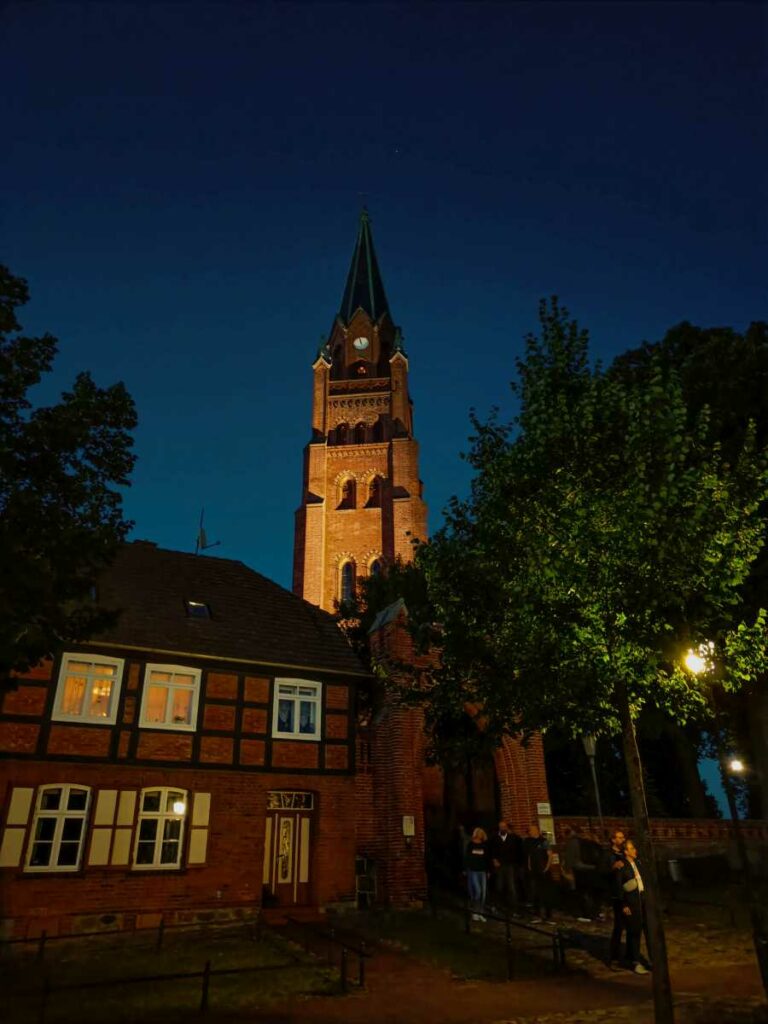 Kirche in Röbel am Abend fotografiert