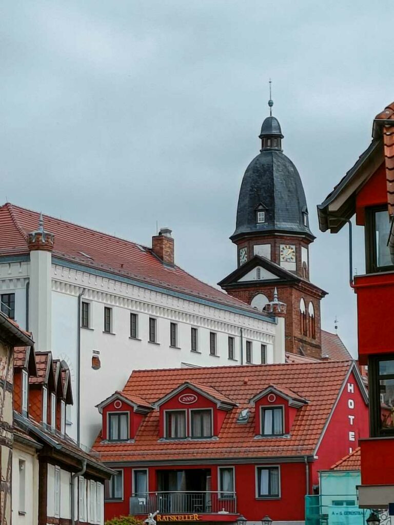 Foto von Altstadt Waren mit Marienkirche und rotem Haus