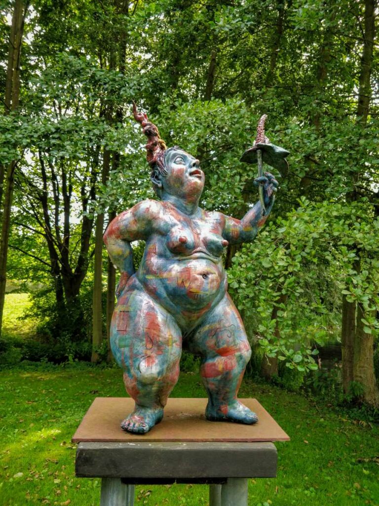 Skulptur korpulenter Frau im Park hinter dem Müritzeum