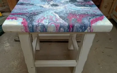 Hocker-Upcycling mit Acryl-Pouring