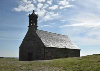 Foto von der Kirche Mont St. Michel des Brasparts von vorne bis seitwärts bei schönem Wetter