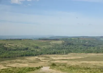 Landschaftsdarstellung mit Heide, kleinen Wäldern und Agrarflächen vom Mont St. Michel des Brasparts aus gesehen