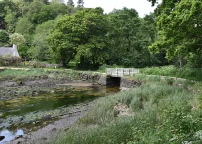 Radweg mit Brücke im Hinterland von Concarneau