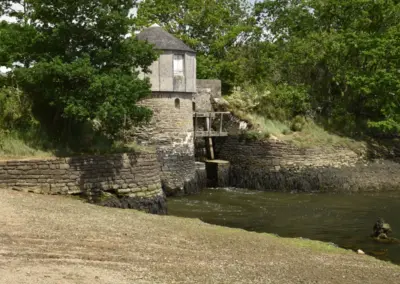 Foto von historischer Gezeitenmühle in der Anse de Penfoulic in Fouesnant Nähe Concarneau