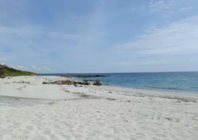 Sandstrand mit Grashügel in Fouesnant