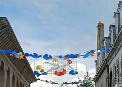 Straßendeko zwischen den Häusern in Pont-Aven
