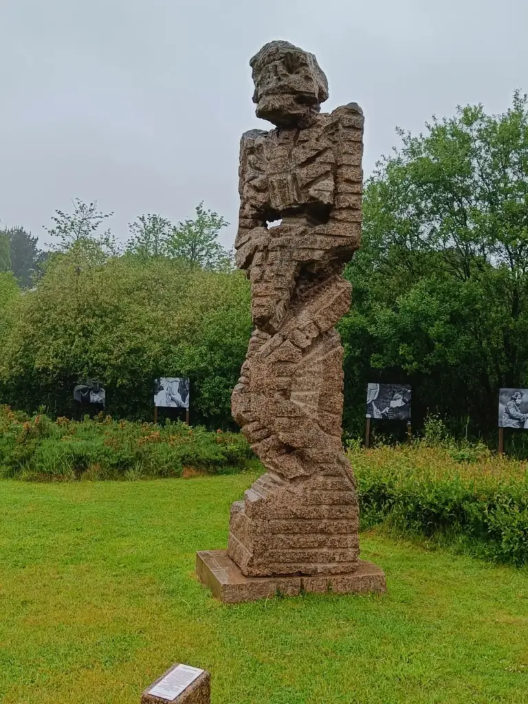 riesige Steinskulptur im Park von Ploumanach, sieht aus wie ein Transformer