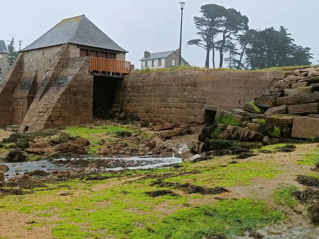 alte Mühle auf der Verbindungsstraße mit alter Mauer nach Tourony, Bretagne