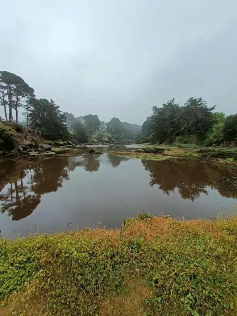 Überlauf in See in Tourony Bretagne bei trübem Wetter