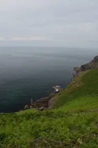 Ausblick links vom Leuchtturm Frehel mit Küste und Meer in der Bretagne