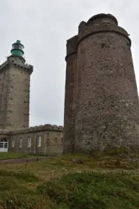 Leuchtturm von Cap Frehel mit Turm und Nebengebäude
