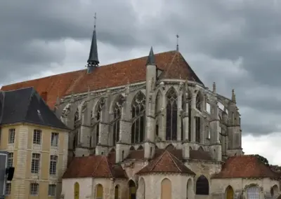 Kirche Saint-Pierre in Chartres, Frankreich vom östlichen Ende aus gesehen
