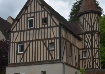 altes Fachwerkhaus mit Spitzturm in creme braun Farben in Chartres, Frankreich