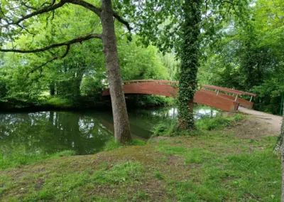 Holzbrückenüberweg im Park von Chartres