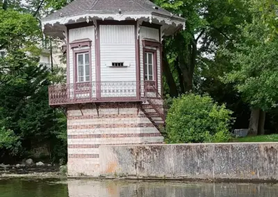 historisches Teehaus im Parc des Bords de l'Eure in Chartres, Frankreich, das auch als „La Petite Venise“ bekannt ist.