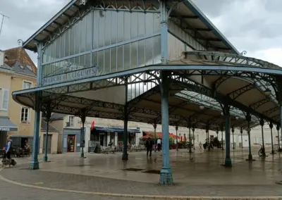 Historische Markthalle befindet sich auf dem Place Billard in Chartres und wurde 1899 errichtet, sieht aus wie ein riesiger mit vielen Streben gebauter Pavillion und ist zu den Seite offen