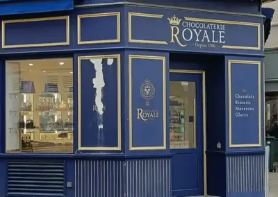 Chocolaterie Royale in Chartres. Blaue Fassade mit gold und verschnörkelter Balkon darüber