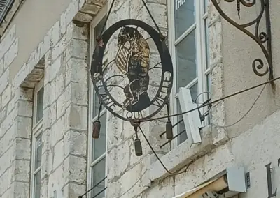 kunstvoll geschmiedetes Metallschild welches evtl. auf eine Zunft hindeutet, Chartres