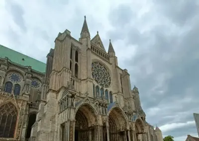 Imposante gotische Kathedrale aus dem 13. Jahrhundert mit Strebebögen und aufwendigen Buntglasfenstern in Chartres, Frankreich