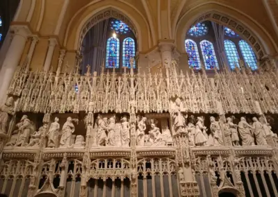 kunstvoll gestaltete Chormauer der Kathedrale von Chartres, die 100 m lang und 6 m hoch ist. Die Wand ist mit einer Vielzahl von Skulpturen geschmückt, die Szenen aus der Geschichte des Heils darstellen