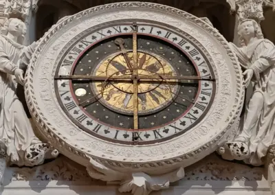 historische astronomische Uhr im Ambulatorium der Kathedrale um 1407 gefertigt