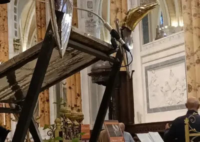 Ambo der Kathedrale von Chartres. Es ist aus Silber und vergoldetem Messing gefertigt und zeigt Darstellungen des Tetramorphs, die die vier Evangelisten symbolisieren