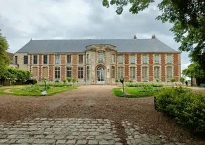 Haus des Museums der schönen Künste mit Parkanlage davor in Chartres