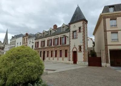 Aufnahme der historischen Häuser in der Place du Général-de-Gaulle in Chartres, Frankreich