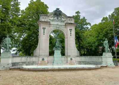 Brunnendenkmal, das auch als "Fountain of the Children of Eure-et-Loir" bekannt ist