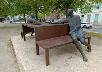 Installation "Statues Assises" (Sitzende Statuen) in Chartres