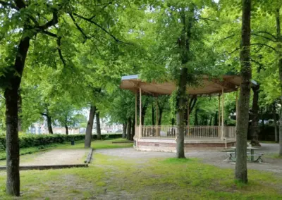 Pavillion in einer kleinen Parkanlage Chartres