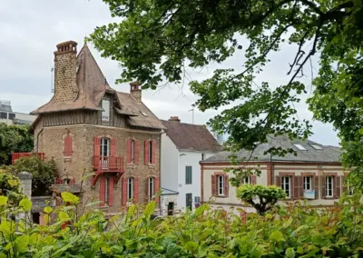 historische Häuser mit Giebel- und Spitzdach aus Steinmauerwerk