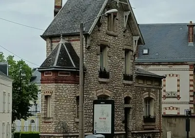Eckhaus aus Bruchsteinmauerwerk sehr schmal in Chartres