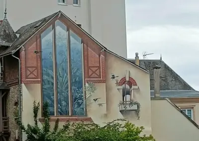 Wandbemalung mit großem Fenster und Läden aus Ziegelsteinen in Chartres