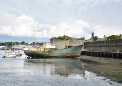alte Schiff vor der Altstadtinsel in Concarneau bei Ebbe