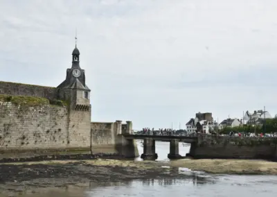 Brücke, die zur Altstadtfestung in Concarneau führt