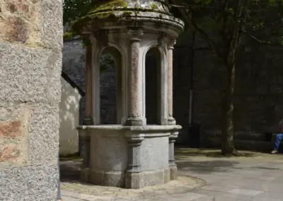überdachter Brunnen Ville Close, wurde 1960 dorthin verlegt