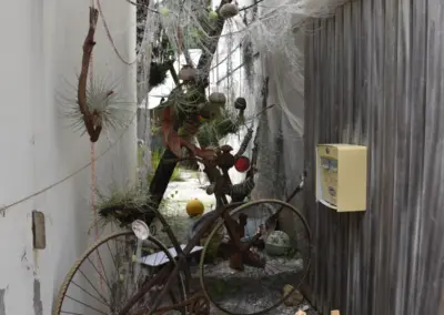 Deko zwischen zwei Häusern mit Fischernetzen, einem Fahrrad und Kaugummiautomaten in Ville Close Concarneau