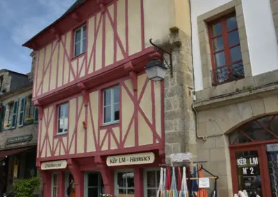 altes Fachwerkhaus in gelb mit roten Balken in Ville Close Concarneau
