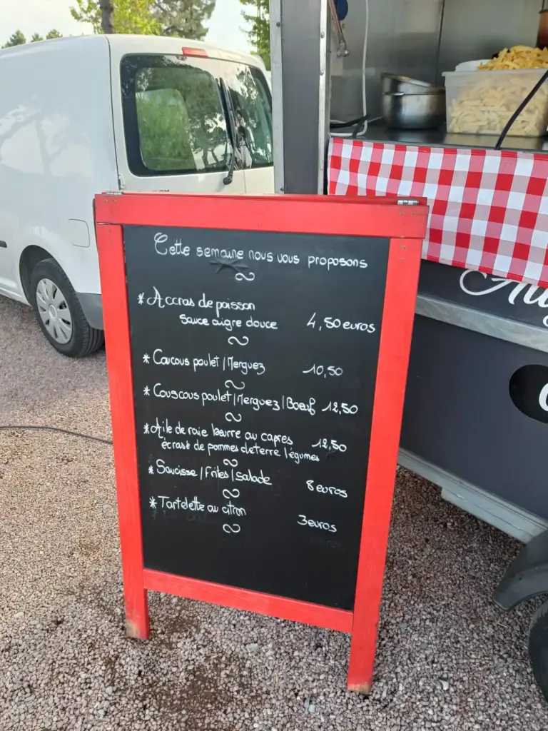 Speisekartenaufsteller mit rotem Rand und französischen Gerichten beschrieben vom Food-Truck auf dem Campingplatz Tourony