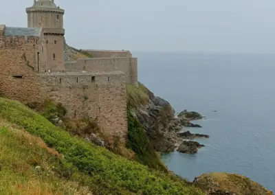 Seitenansicht mit Meerblick vom Fort La Latte