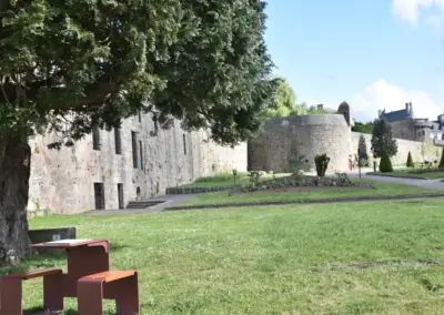 Seitliche Ansicht der Stadtmauer Ville Close in Hennebont mit Museumsturm am Ende